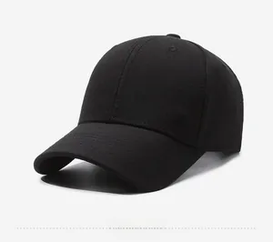 Détail de casquette noire montrant le tissu texturé et le logo AL brodé sur le côté