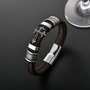 Vue détaillée du bracelet en cuir tressé pour homme avec croix sculptée et fermoir magnétique