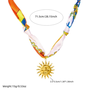 Détails du collier foulard avec pendentif soleil doré et spécifications de taille