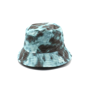Gros plan d'un bob tie-dye avec des coutures renforcées et des motifs bleus abstraits