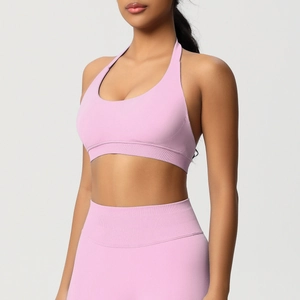 Détail de la brassière de sport dos nu rose sans couture et du legging de yoga côtelé taille haute