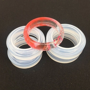 Stampi in silicone per bracciali con un bangle in resina con fiori secchi rosa