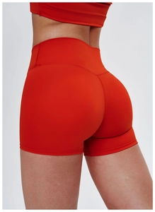 Vista posteriore dei pantaloncini da yoga rossi a vita alta con cucitura a V