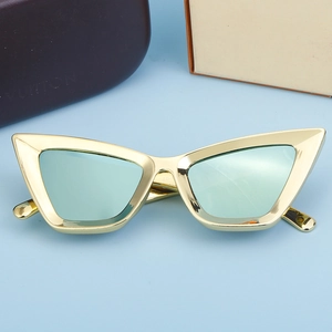 Occhiali da sole cat-eye in metallo dorato con lenti riflettenti verdi alla moda