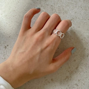 Minimalist 925 sterling silver chain design ring worn on index finger for women