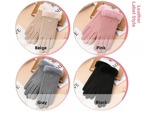 Détails des poignets en peluche et étiquette en cuir sur gants tactiles d'hiver en 4 couleurs