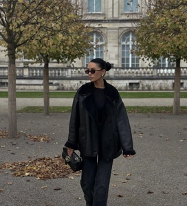 Détails du col à revers et doublure en fourrure noire sur veste en cuir d'automne