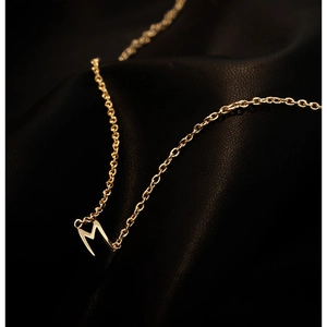 Mode Plaque Or 18K Acier Inoxydable Lettre M Pendentif Collier Minimaliste Chaîne de Clavicule Bijoux Pour Femmes