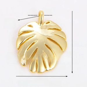 Detailansicht des goldenen Monstera-Blattanhängers mit Maßen von 15 mm mal 20 mm