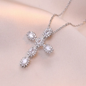 Collier croix en argent avec zircons ovales transparents et cristaux sertis en pavé