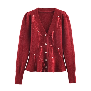 Cardigan lavorato a maglia rosso scuro con finiture in piume e bottoni di perle
