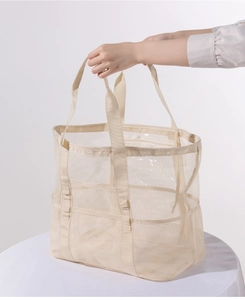 Detail einer großen Mesh-Strandtasche mit verstärkten Graden und atmungsaktivem Nylongewebe