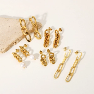 Detailliertes Set aus 18k vergoldeten Ohrringen mit kubanischen Ketten und Perlen