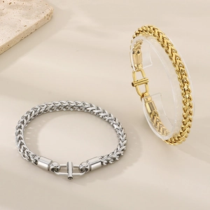 Détail de bracelets gourmettes en acier inoxydable or et argent avec fermoir cylindre