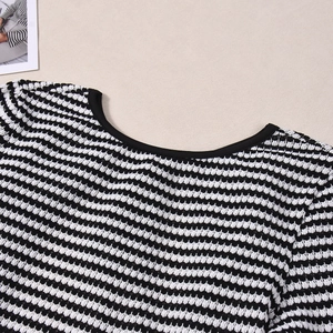 Gros plan du col rond et de l'épaule d'une robe moulante en tricot à rayures