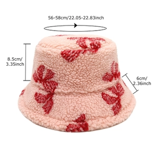 Chapeau bob en peluche rose avec motifs de cœurs rouges et détails des mesures