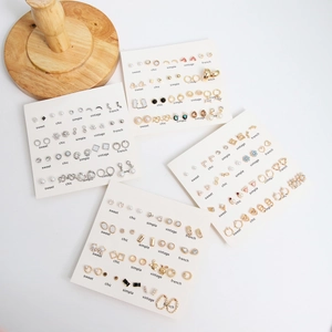 Detailset mit 20 Paar modischen Ohrringen mit Perlen, Kristallen und goldfarbenen Steckern