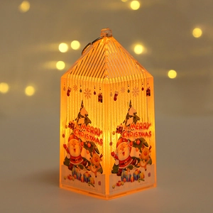 Dettaglio lanterna di Natale con motivi di Babbo Natale e alce con calda luce LED