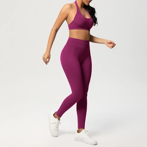 Dettaglio del set da yoga viola senza cuciture con vita a coste e reggiseno allacciato