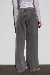 Vue arrière d'un jean taille haute à jambe large en gris foncé délavé avec poches arrière