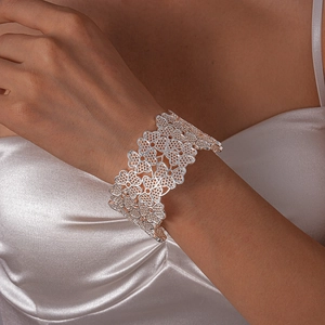 Gros plan détaillé d'un large bracelet floral évidé avec une texture de dentelle