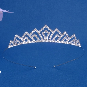 Elegante tiara da principessa con strass e cristalli scintillanti su sfondo blu testurizzato