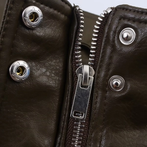 Gros plan détaillé d'une veste en simili cuir marron foncé avec fermeture éclair en argent