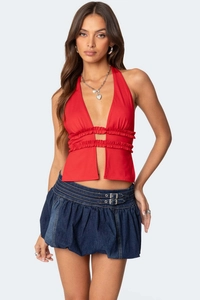 Détail du crop top rouge à col licou avec volants et mini-jupe en jean pour femmes
