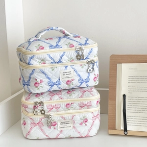 Trousse à maquillage matelassée fleurie avec nœud rose et fermeture éclair fleurie