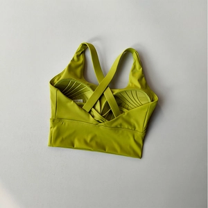 Vue détaillée du soutien-gorge de sport vert citron avec rembourrage respirant