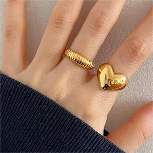 Set of two gold-plated rings featuring a heart shape and croissant ribbed texture