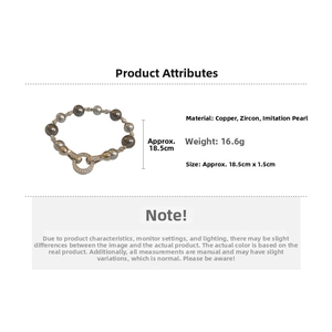 Detail von unregelmäßigen grauen Perlen und Zirkonia-Silberperlen am 18,5cm Armband