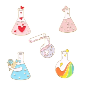Emaille-Pin-Set mit Laborkolben-Motiven, Herz, Regenbogen und Weltraum-Elementen