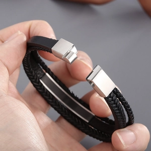 Détail du bracelet multicouche en cuir tressé avec fermoir magnétique argenté