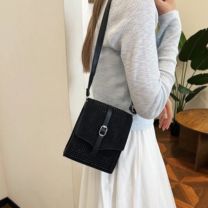 Mini schwarze Umhängetasche mit funkelnden Strasssteinen und silberner Schnalle für Damen