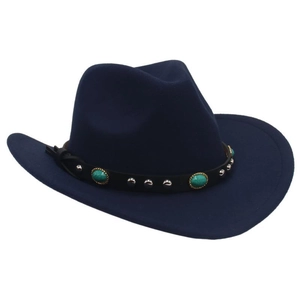 Détail d'un chapeau de cow-boy en feutre bleu marine avec pierres turquoise et rivets