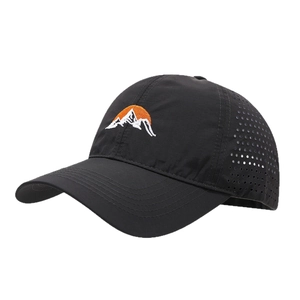 Casquette de sport noire avec broderie de montagne et aérations découpées au laser