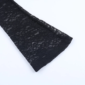 Dettaglio ravvicinato di pizzo floreale nero con trama traforata per top eleganti