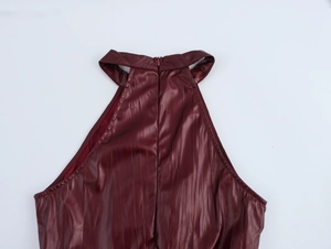 Dettaglio dell'abito in pelle PU bordeaux con scollo all'americana e zip invisibile