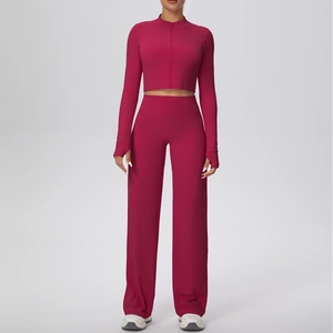 Détail du haut de sport bordeaux avec passe-pouces et pantalon large à taille haute