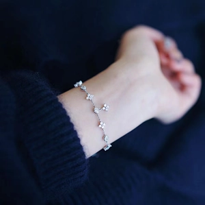Exquisite 925 silver four-leaf clover bracelet with sparkling zircon stones on wrist