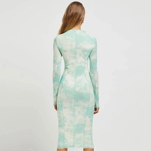 Eng anliegendes Langarm-Midikleid mit grün-weißem Batikmuster für Damen im Sommer