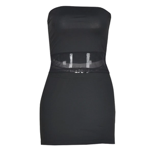 Détail de la robe noire moulante avec empiècements en résille transparente à la taille