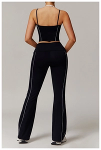 Vue arrière d'un ensemble de yoga noir avec liseré blanc et pantalon évasé