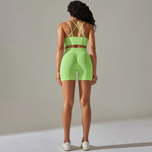 Detailansicht neongrünes nahtloses Gym-Set mit Cross-Back-BH und gerippten Shorts