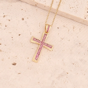 Collana con pendente a croce in oro 18 carati con pietre preziose rosa su pietra beige