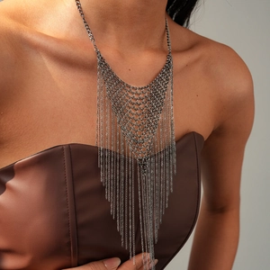Détail d'un collier à plusieurs couches avec franges sur mannequin pour un style mode chic