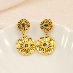 Boucles d'oreilles étoile dorées avec pierres bleues et texture martelée sur socle