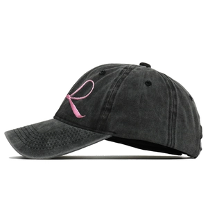 Gewaschene schwarze Baseballkappe mit rosa Schleifen-Stickerei in 45-Grad-Ansicht