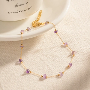 Chevillère en acier inoxydable doré 18K avec pierres d'améthyste sur soucoupe blanche